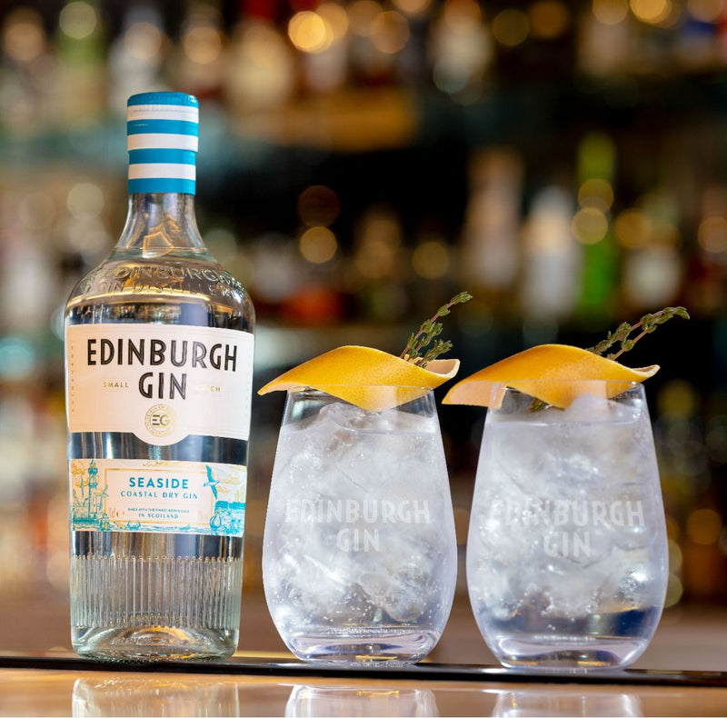 Gin Flasche mit 2 Gläsern